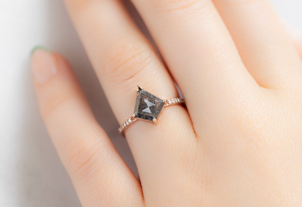 The Willow Ring with a Kite-Shaped Black Diamond on Modle