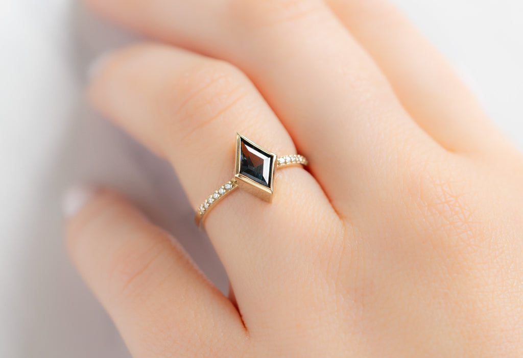 The Willow Ring with a Kite-Shaped Spinel on Model